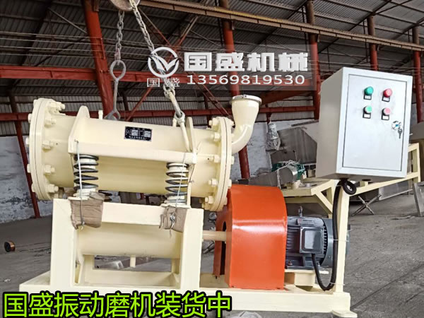 單筒磨粉機(jī)發(fā)貨裝車(chē) 單筒磨粉機(jī)發(fā)貨裝車(chē)